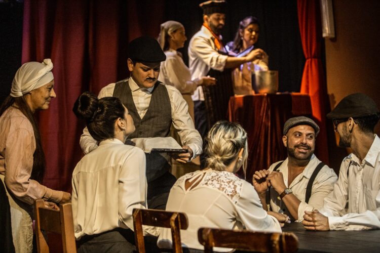 La obra dirigida por Enrique Giungi cuenta con más de diez artistas en escena.