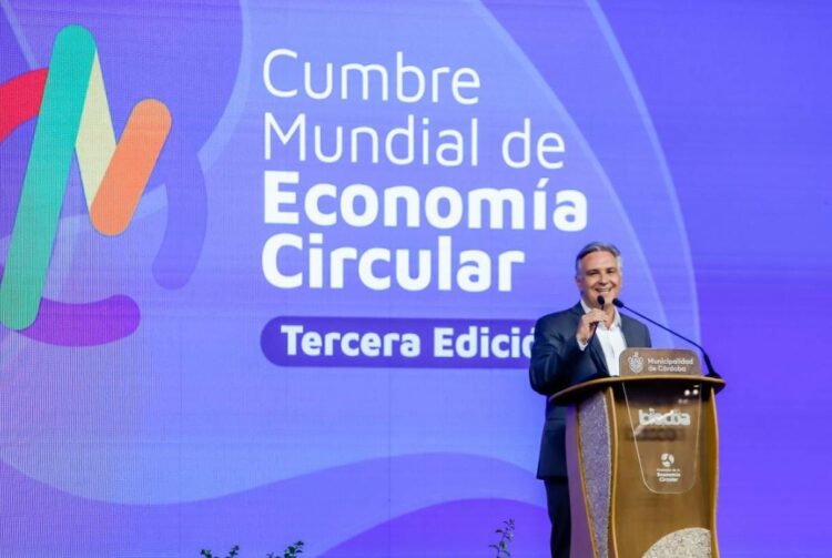 Llaryora encabezó el acto de apertura de la Cumbre de Economía Circular.