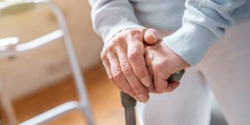 Un hombre con Parkinson avanzado volvió a caminar gracias a un implante