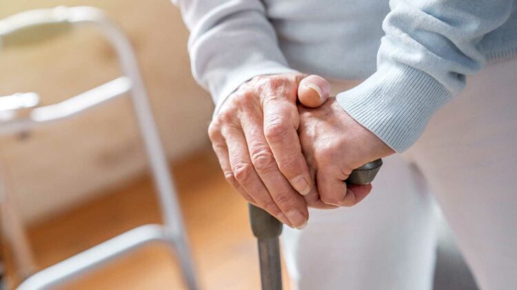 Un hombre con Parkinson avanzado volvió a caminar gracias a un implante