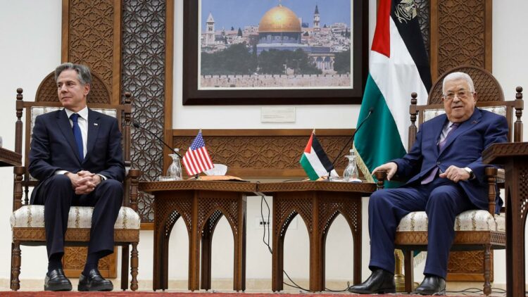 Blinken y Abbas reunidos ayer en Cisjordania para dialogar sobre la guerra.