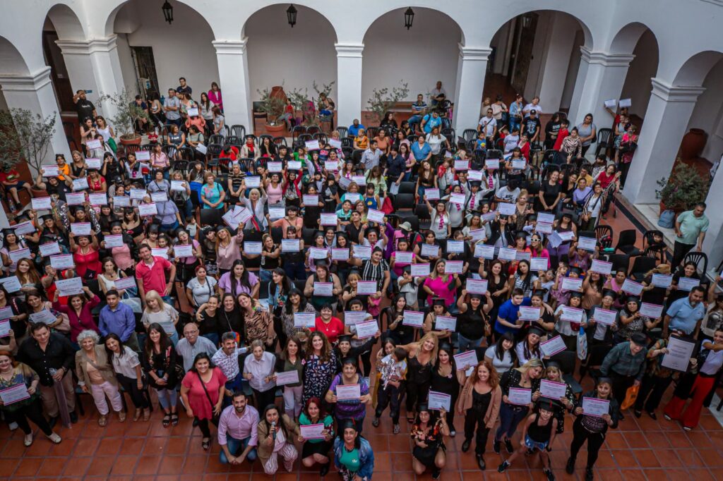 Entregaron más de 400 diplomas educativos