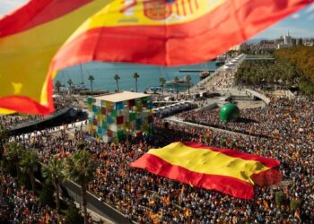 Miles de españoles marcharon contra la amnistía a catalanes