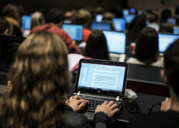 Cada vez más jóvenes usan la IA: cómo se rediseña el rol del docente frente al uso del ChatGPT