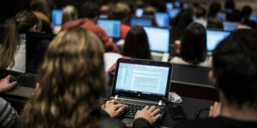 Cada vez más jóvenes usan la IA: cómo se rediseña el rol del docente frente al uso del ChatGPT