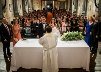 El Vaticano autoriza a gays y trans a ser padrinos y testigos en bodas y bautismos, pero con «condiciones»