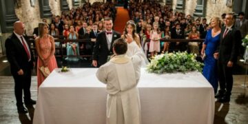 El Vaticano autoriza a gays y trans a ser padrinos y testigos en bodas y bautismos, pero con «condiciones»