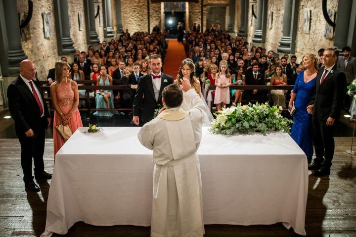 El Vaticano autoriza a gays y trans a ser padrinos y testigos en bodas y bautismos, pero con "condiciones"