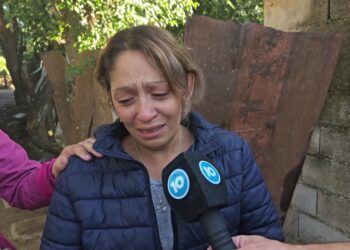 Mataron de 13 puñaladas a una adolescente frente a su bebé