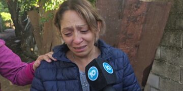 Mataron de 13 puñaladas a una adolescente frente a su bebé