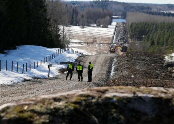 Helsinki cerró su frontera y Rusia anticipa “tensión”