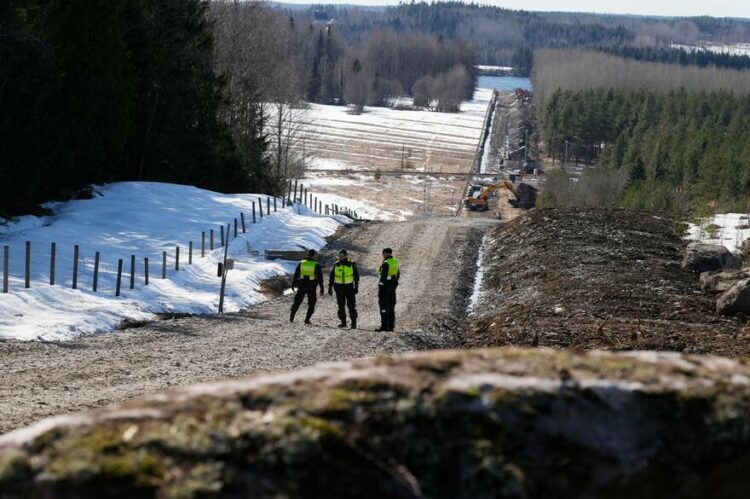 Helsinki cerró su frontera y Rusia anticipa “tensión”