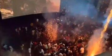 Fans de un actor indio lanzaron fuegos artificiales en medio de la proyección de una película cuando apareció su héroe