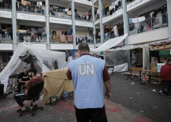 El hospital de Gaza asediado por Israel debió excavar una fosa común