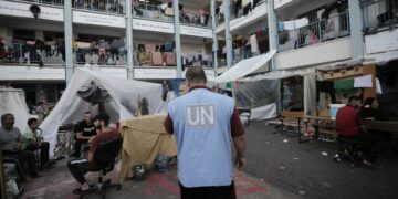 El hospital de Gaza asediado por Israel debió excavar una fosa común