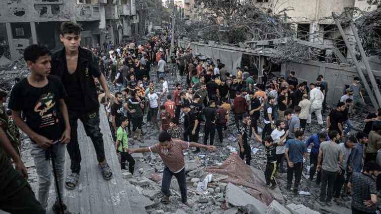 Residentes en Jan Yunis, al sur de Gaza, buscan supervivientes entre las ruinas.
