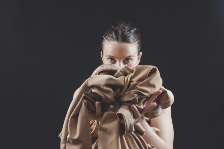 “Una prenda” está dirigida por María Pía Barrantes y participan 9 artistas en escena.