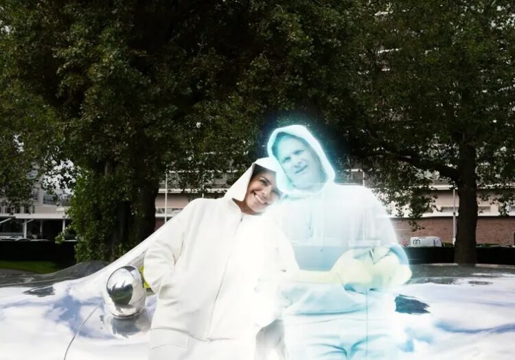 Una artista anunció su casamiento con una inteligencia artificial