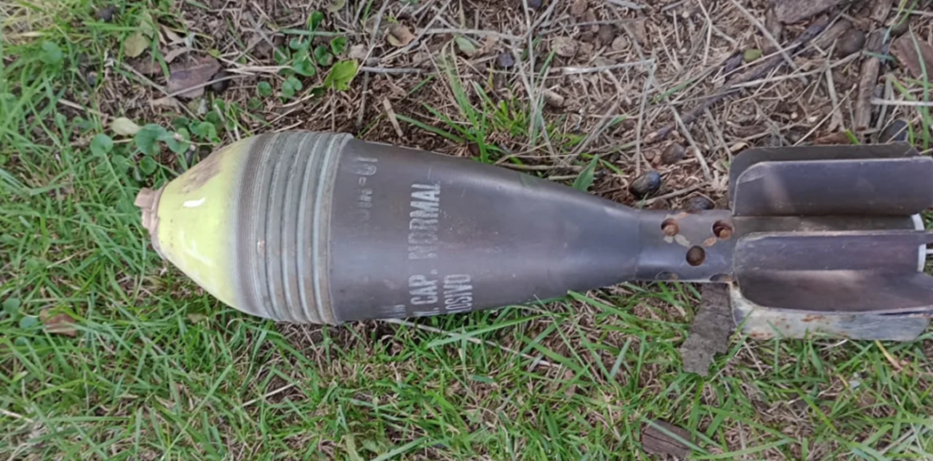 Encuentran un artefacto bélico en funcionamiento en el medio del Cerro Colorado