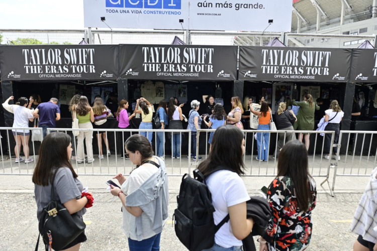 Las sombras del espectáculo de Taylor Swift: problemas, arrestos y entradas falsas