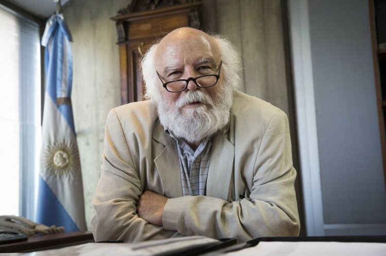 El escritor Juan Sasturain preside la Biblioteca Nacional Mariano Moreno.