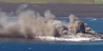Así emergió una isla desde el fondo del océano tras la erupción de un volcán