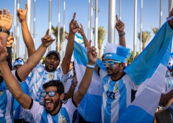 Brasileños «hinchas de Messi» se ponen la camiseta albiceleste para alentar al 10 en el Maracaná