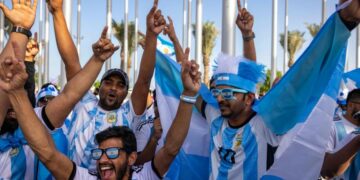 Brasileños «hinchas de Messi» se ponen la camiseta albiceleste para alentar al 10 en el Maracaná