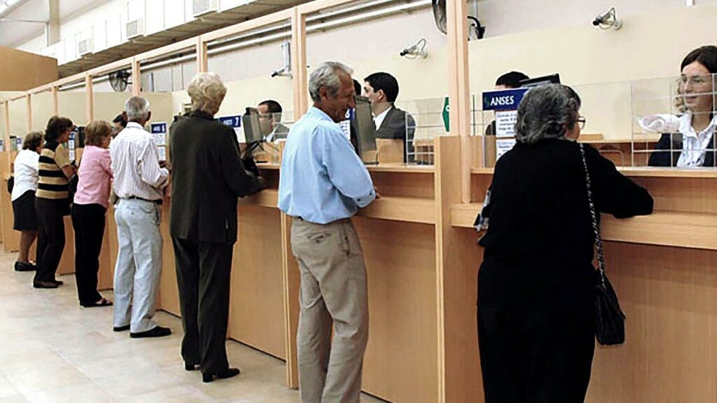 Jubilaciones y obras públicas pagaron la mitad del superávit fiscal