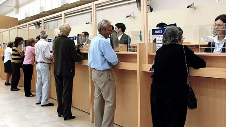 Jubilaciones y obras públicas pagaron la mitad del superávit fiscal