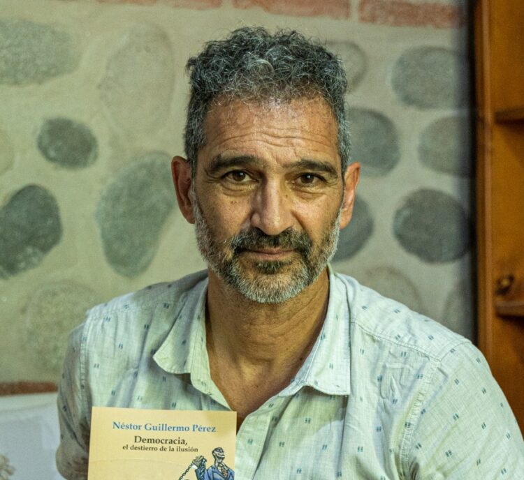 El periodista Néstor Pérez junto a su nuevo libro de Ediciones El Callejón.