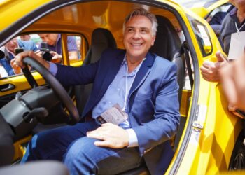 Llaryora reúne a su bloque de legisladores y a funcionarios