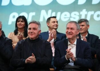 Llaryora aseguró que “no se puede cortar la obra pública”