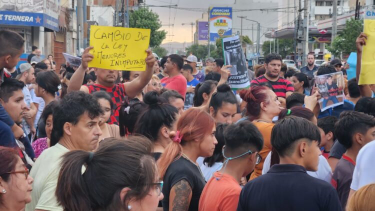 Ayer se realizó una masiva marcha en pedido de justicia por el brutal ataque.