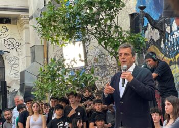 Massa cerró la campaña entre encuentros «de cercanía» y exposición ante empresarios