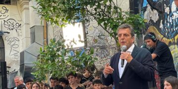 Massa cerró la campaña entre encuentros «de cercanía» y exposición ante empresarios