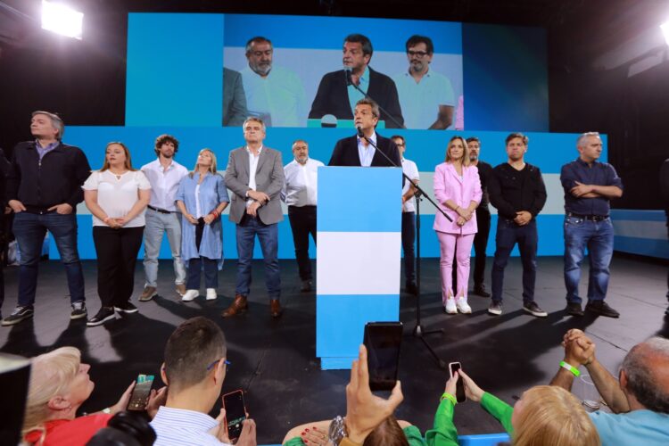 Massa admitió la derrota acompañado de la plana mayor del oficialismo.