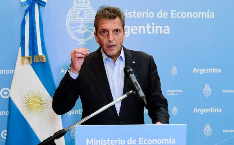 Massa anunció el congelamiento del impuesto a los combustibles líquidos.
