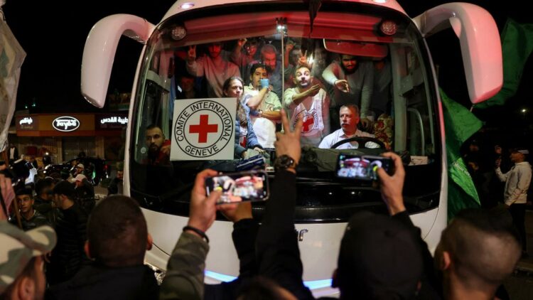 Nuevo intercambio de rehenes israelíes y presos palestinos en el tercer día de tregua.