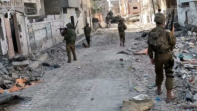 Tropas israelíes en el interior de la franja de Gaza, visiblemente destruida.