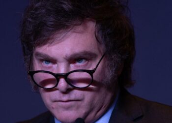 Milei confirmó sus planes de cerrar el BCRA y privatizar empresas como YPF