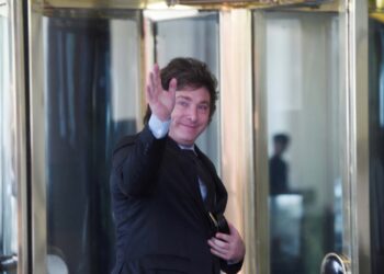 La definición de su Gabinete obliga a Milei a suspender el viaje a Estados Unidos