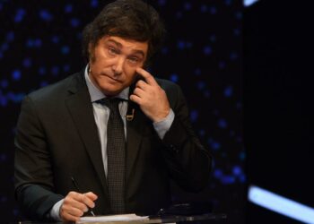 Milei acusó a Massa de montar un “coro de tos” para afectarlo