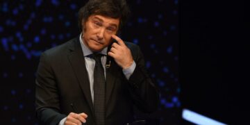 Milei acusó a Massa de montar un “coro de tos” para afectarlo