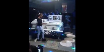 Un velatorio terminó en un boliche con cumbia y tragos alrededor del finado