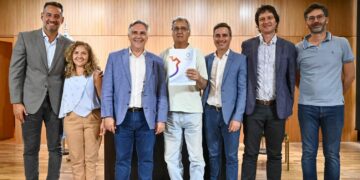 Llaryora entregó los primeros comodatos a 23 centros vecinales