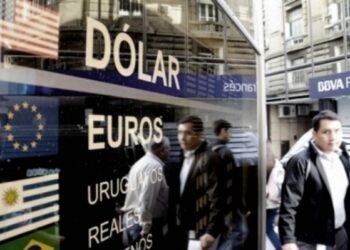 A cuentagotas, el Gobierno inicia la devaluación del peso