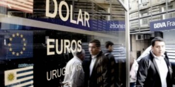A cuentagotas, el Gobierno inicia la devaluación del peso
