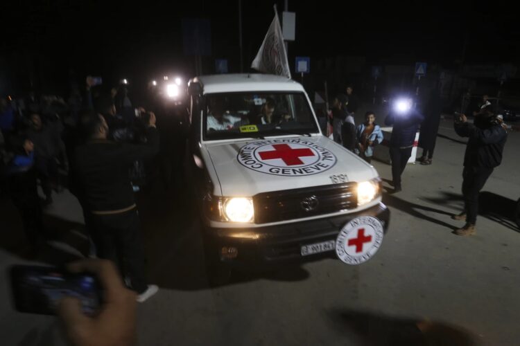 Un convoy de la Cruz Roja transporta rehenes israelíes hacia Egipto desde la Franja de Gaza en Rafah durante el alto al fuego temporal entre Israel y Hamas. Foto: AP.