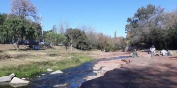 Un niño de dos años murió tras caer al río Suquía mientras jugaba en los márgenes de su cauce